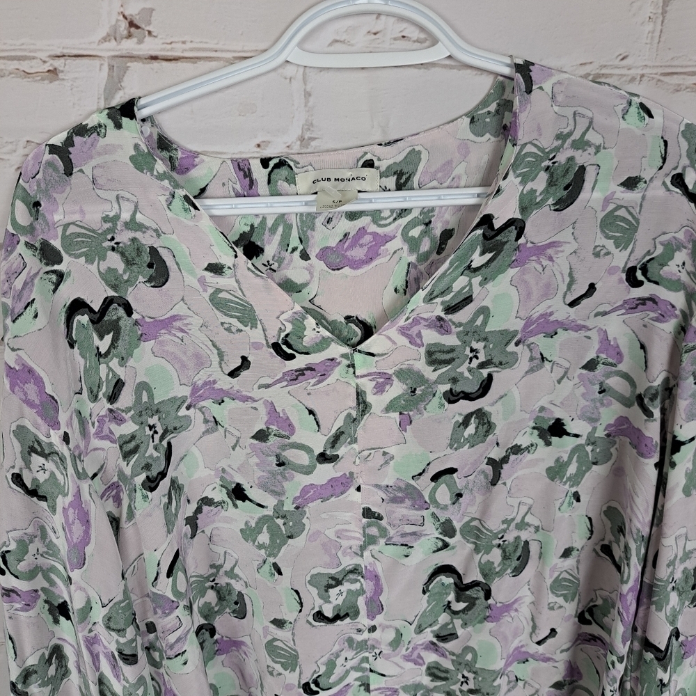 CLUB Monaco Floral V-Neck Balloon-Sleeve Top - Picture 5 of 9